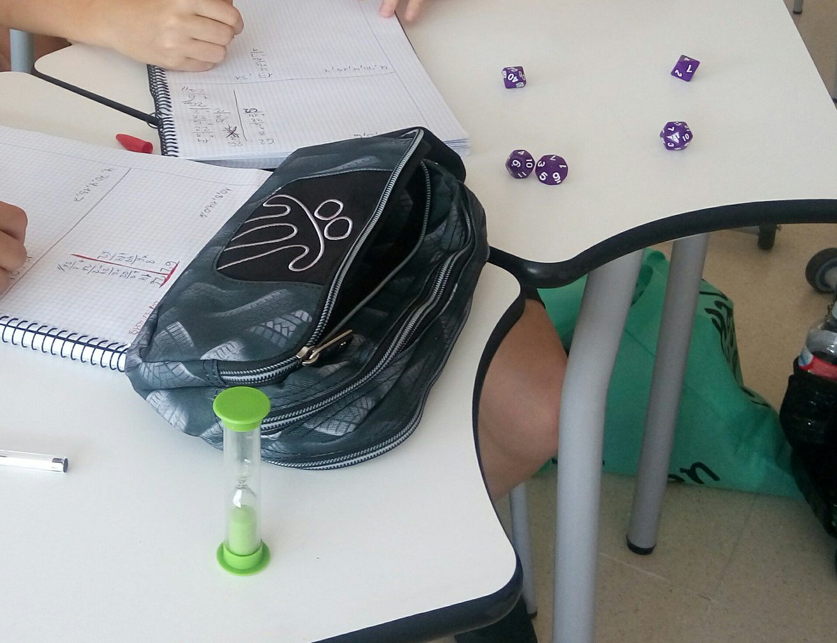 anaisabelsch's tweet photo. @carmenhormiga @LFontenebro Alumnos 1ESO,practicando operaciones con números naturales,con dados.Otra forma diferente de acercar a las mates https://t.co/aUUXUzvLpw
