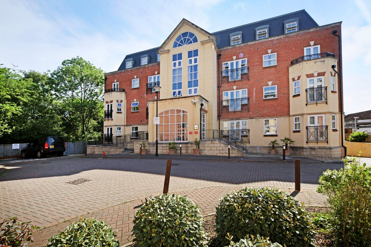 Hamptons_Beac's tweet photo. New to the lettings market, this unfurnished two bedroom, two bathroom apartment is located close to the train station in Beaconsfield New Town.  It comes with underground allocated parking for one car. EPC C. £1350 pcm     Available November. To view call 01494 67151 https://t.co/IFnIq8HH5d