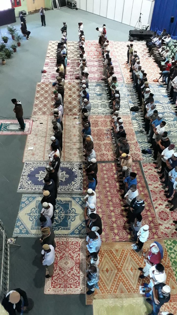 AhmadiyyaMu's tweet photo. Zuhr & Asr prayers #JalsaMu 2018 #Mauritius https://t.co/PEwfwE7Vja