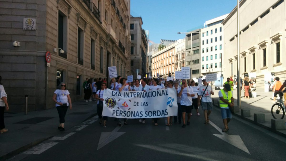 FeSorCam's tweet photo. Bajando la Carrera de San Jerónimo para realizar una parada frente al @Congreso_Es , por una política real y efectiva en la que las personas sordas participemos en igualdad de derechos y oportunidades que el resto de la ciudadanía. #lenguadesignosincluye #DIPS2018 https://t.co/LA8mQ0IofJ