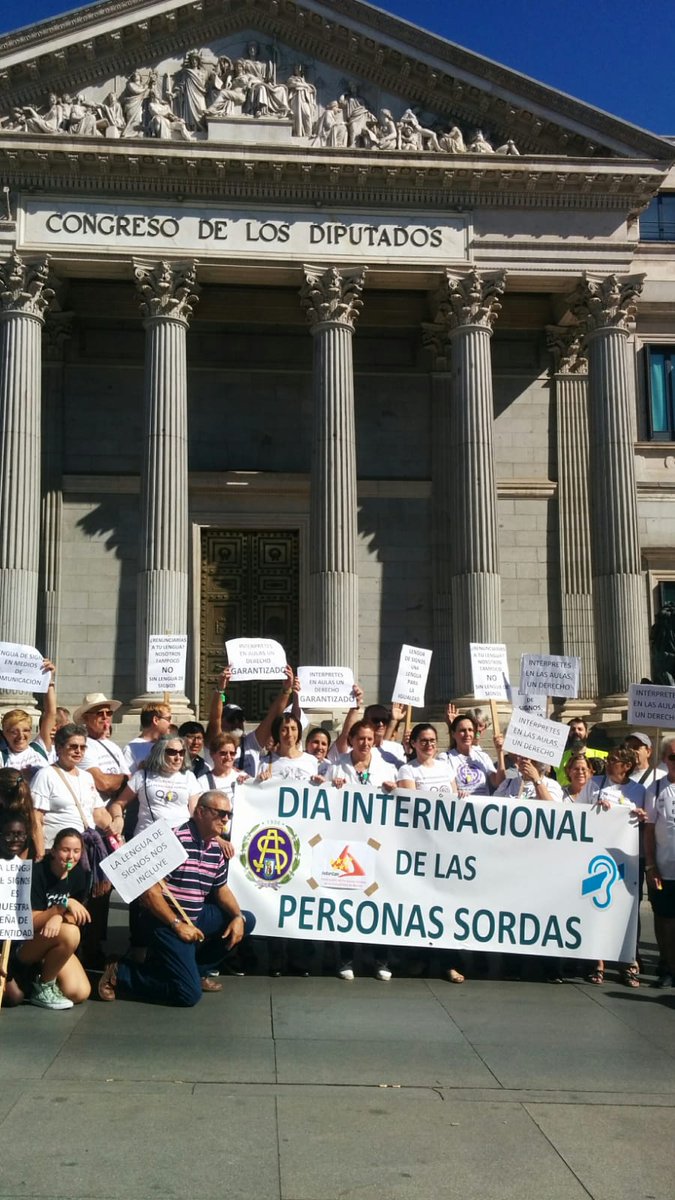 FeSorCam's tweet photo. Bajando la Carrera de San Jerónimo para realizar una parada frente al @Congreso_Es , por una política real y efectiva en la que las personas sordas participemos en igualdad de derechos y oportunidades que el resto de la ciudadanía. #lenguadesignosincluye #DIPS2018 https://t.co/LA8mQ0IofJ