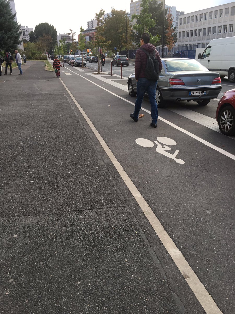 La piste cyclable qui annule et remplace le trottoir (!) est le meilleur moyen pour que ni les piétons ni les vélos ne circulent en paix.

🚴‍♀️ Le partage de la chaussée doit se faire par rapport aux voitures, pas au détriment des piétons !

#Cachan #BanlieueSudVélo