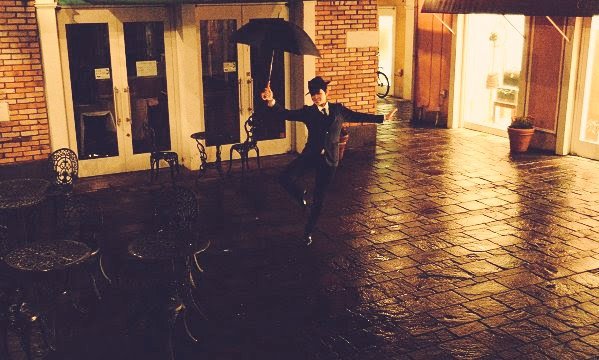 雨。憂鬱な気分？
そうだね、でも私は
頭痛も吹き飛ばすくらい笑って
一度ステップを踏めば、ほら
踊り始めるココロとカラダ
さぁ、踊ろう！

Model &amp; Lyrics : rocca
Photo : Ogura