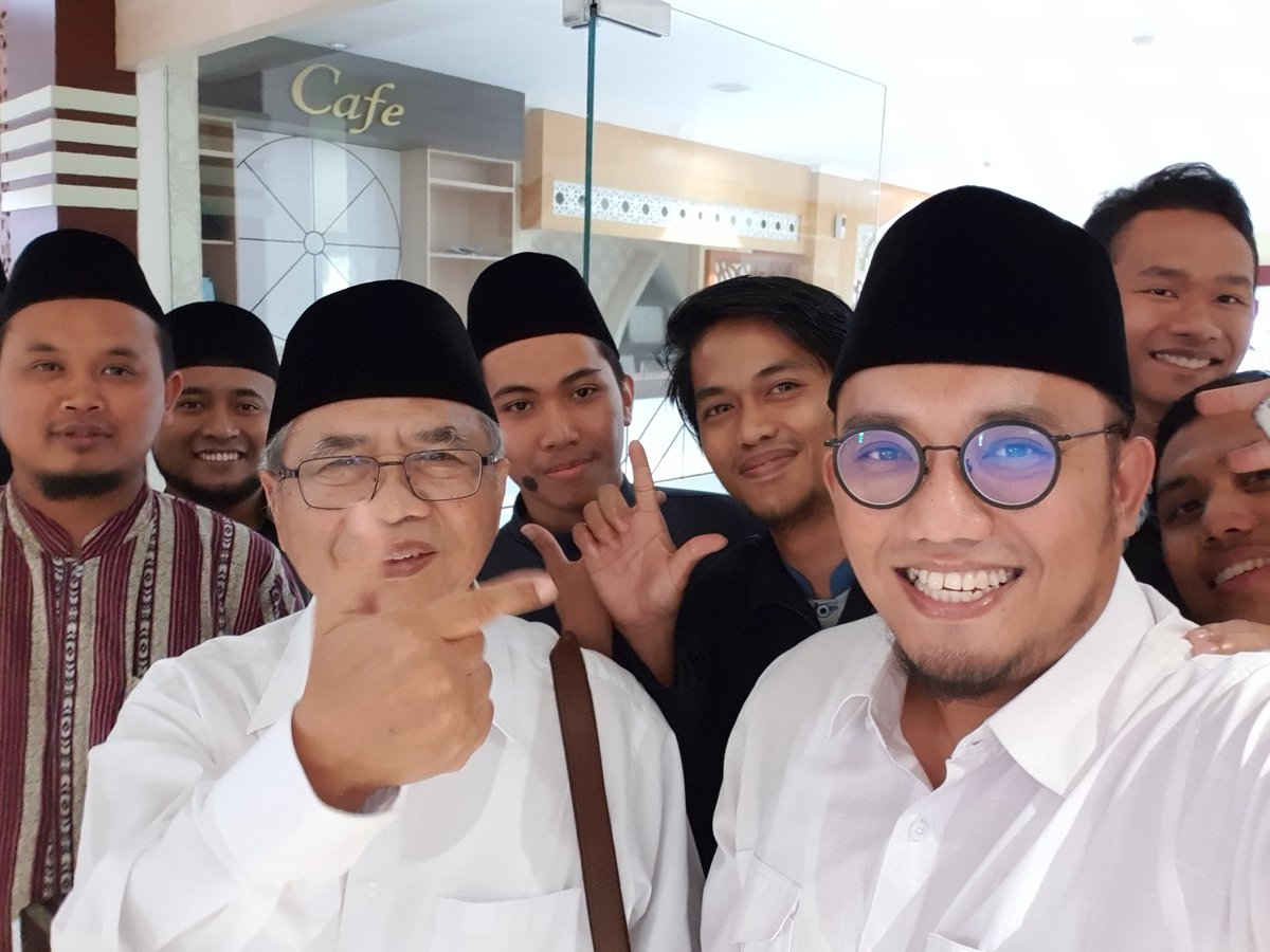 Dahnilanzar's tweet photo. Saya kagum dg KH Fahmi Muqoddas, beliau Pimpinan sekolah Pendidikan ulama tarjih Muhammadiyah di Jakarta, dg rendag hati beliau langsung yg menjemput saya di bandara pun mengantarkan saya kembali. Kerendahan hati ulama sprt beliau selalu menjadi inspirasi buat kami yg muda. https://t.co/vARKRQpDZh