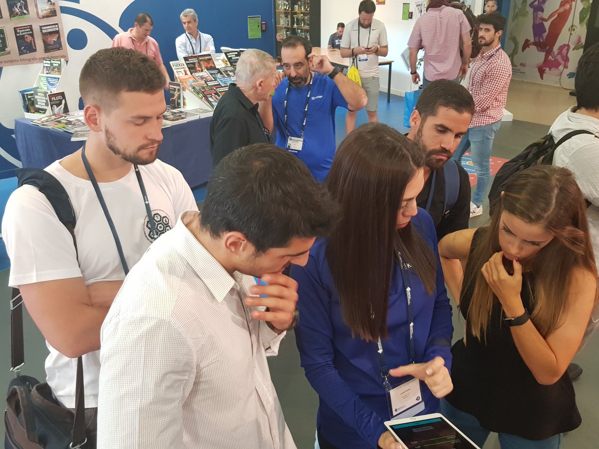 Khinn_app's tweet photo. Profesores de la @UPV conociendo de cerca nuestras #apps de evaluación del salto, rango de movimiento y velocidad de ejecución #ICNSCA18 #khinn https://t.co/XnjxibYKb7 https://t.co/MYUvAeBQyt