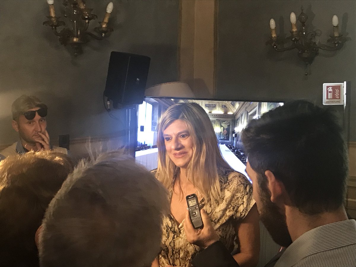 albertofaustini's tweet photo. Una @FedeAngeli raggiante alla fine delle riunione della giuria del #premioestense: vittorie che danno un senso al mestiere di chi ogni giorno racconta la realtà, anche rischiando la vita per questo https://t.co/gg4vAMil0A