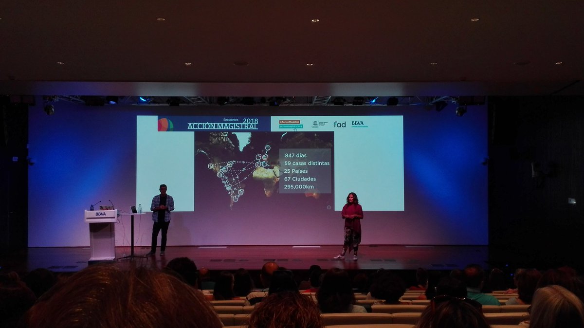 santimoles's tweet photo. En @accionmagistral los #learninggypsies a la cabeza Hazel y @inakiescudero nos muestran que otra educación familiar y escolar es posible. #AcciónMagistral https://t.co/cWg7cFZtzY