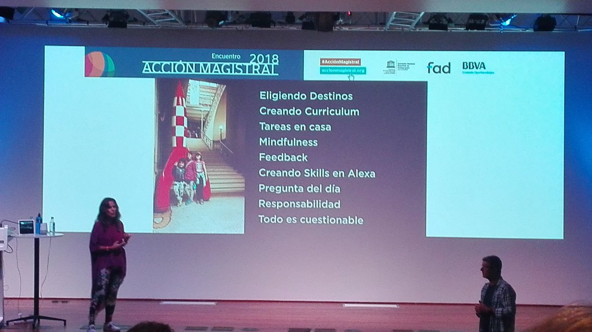 santimoles's tweet photo. En @accionmagistral los #learninggypsies a la cabeza Hazel y @inakiescudero nos muestran que otra educación familiar y escolar es posible. #AcciónMagistral https://t.co/cWg7cFZtzY