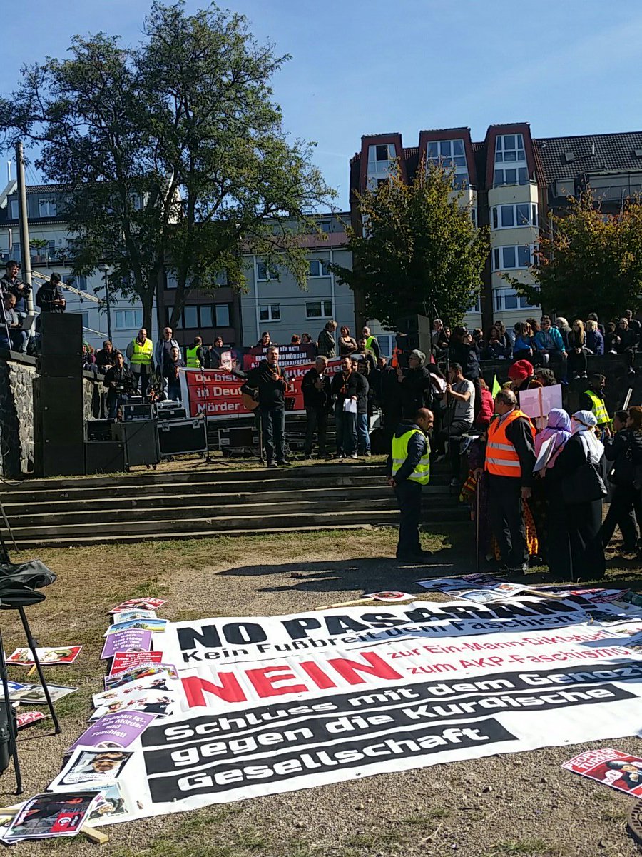 PerspektiveOn's tweet photo. Mittlerweile mehrere tausend bei der #Erdogannotwelcome Demo. Polizei hat jegliches laufen der Demonstration verboten. Ebenso wie die aufgebaute Bühne. #koeln2909 https://t.co/HOQPjpXDfS