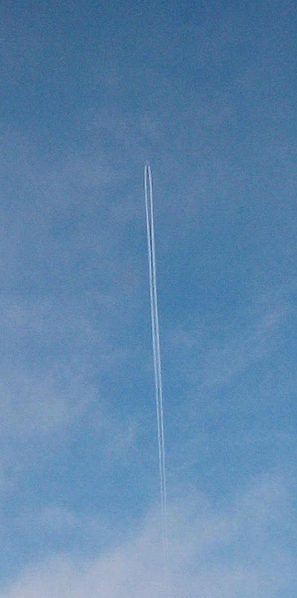Aveh1209Ah's tweet image. How can planes fly vertically? And y r they all white? And into the sun wouldn't the #pilots be too hot? @GlobalCHEMTRAIL #Government @Chemtrail_Watch @ChemtrailTruth #completebullshit