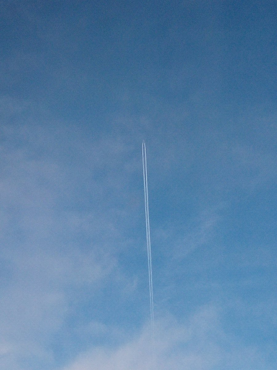 Aveh1209Ah's tweet image. How can planes fly vertically? And y r they all white? And into the sun wouldn't the #pilots be too hot? @GlobalCHEMTRAIL #Government @Chemtrail_Watch @ChemtrailTruth #completebullshit