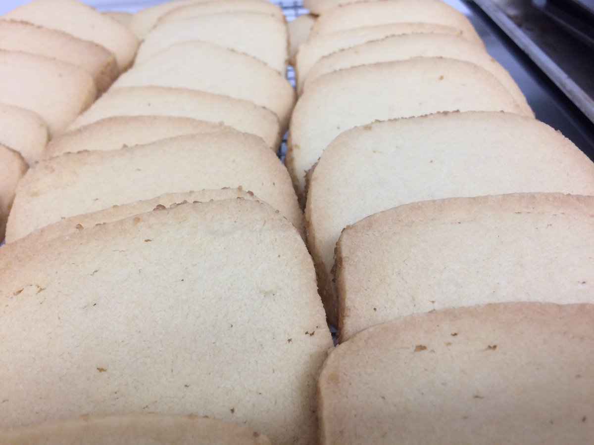 Bushelbox's tweet photo. Shortbread, Ginger and almond macaroons (DF/GF). All to enjoy with our local artisan hot or cold soft drinks @hotnumbers @kandulatea @MarimbaWorld, @CambridgeJuice @breckland @Watergull 👏👏👏👏 for our #LocalSuppliers in #BritishFoodFortnight https://t.co/6uhynwUNar