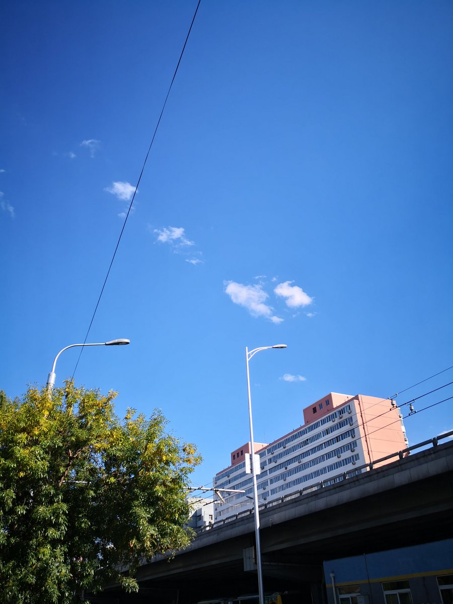 aixingcong's tweet photo. 在北京难得看到的蓝天！ https://t.co/IID8E7wI8b