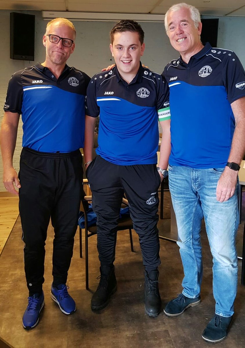 JO19-1 captain Marc van Enk geflankeerd door trainer Leon Roorda en leider René van Dijk na ondertekening Sportief Gedrag contract.