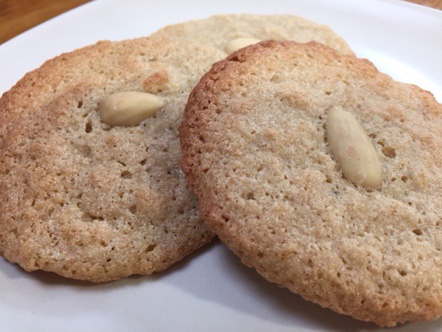Bushelbox's tweet photo. Shortbread, Ginger and almond macaroons (DF/GF). All to enjoy with our local artisan hot or cold soft drinks @hotnumbers @kandulatea @MarimbaWorld, @CambridgeJuice @breckland @Watergull 👏👏👏👏 for our #LocalSuppliers in #BritishFoodFortnight https://t.co/6uhynwUNar