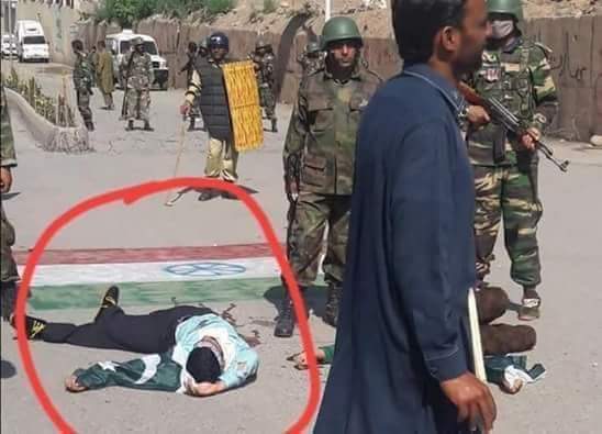 NineOneAlpha's tweet photo. Life is the price #Kashmir
is paying for waving the #Pakistani flag. Also note the ruthlessness of ppl standing around!  Why someone should be shot for expressing what he wants. #Freedom 
#IndiaSurgicalLiar
#CrazyFastMoves https://t.co/Aq2YYxY3Uz
