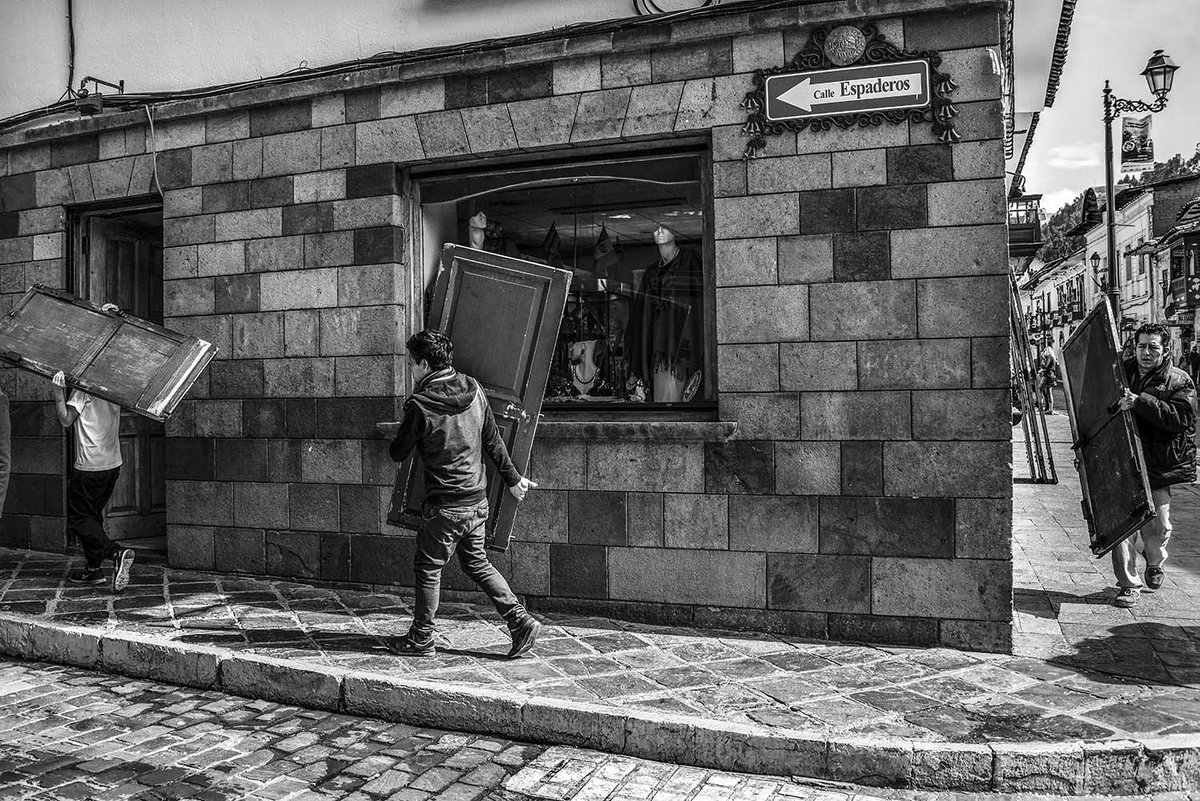 VeroAlmansa's tweet photo. On a dû leurs demander de prendre la porte! #Streetphotography #blackandwhitephotography #blackandwhite #bnw #bnwphotography #bnw_demand  #monochromephotography #MonoChrome #bnwphoto # #monochrome  #peru #perou https://t.co/m9A0Dq8dCQ