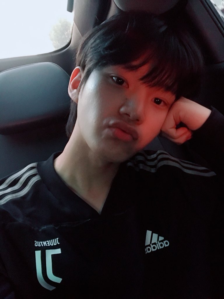 HelloHALO_'s tweet photo. [윤동] 축구좋아 ㅎㅎ (그림자...ㅎ) https://t.co/i2TH56L5eC