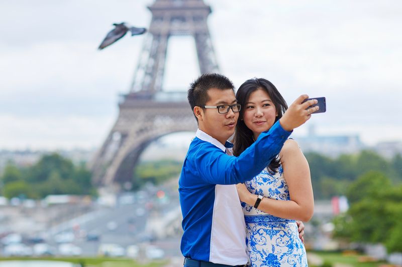 elmundotoday's tweet photo. París reducirá la altura de la Torre Eiffel para que quepa en los “selfies” https://t.co/RV9laPT2FF https://t.co/nJvi2AhHsC