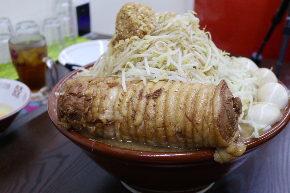 Twitter पर らすかる クローバー二郎 ラーメン お任せトッピング さすがに日和ました W 想像以上のサイズ 丸々と柔らかなチャーシューやトロトロの味玉 カエシのかかるシャキッとした野菜に味付け自家製ニンニク 弾力と歯ごたえのある力強い麺と乳化した旨味の強い
