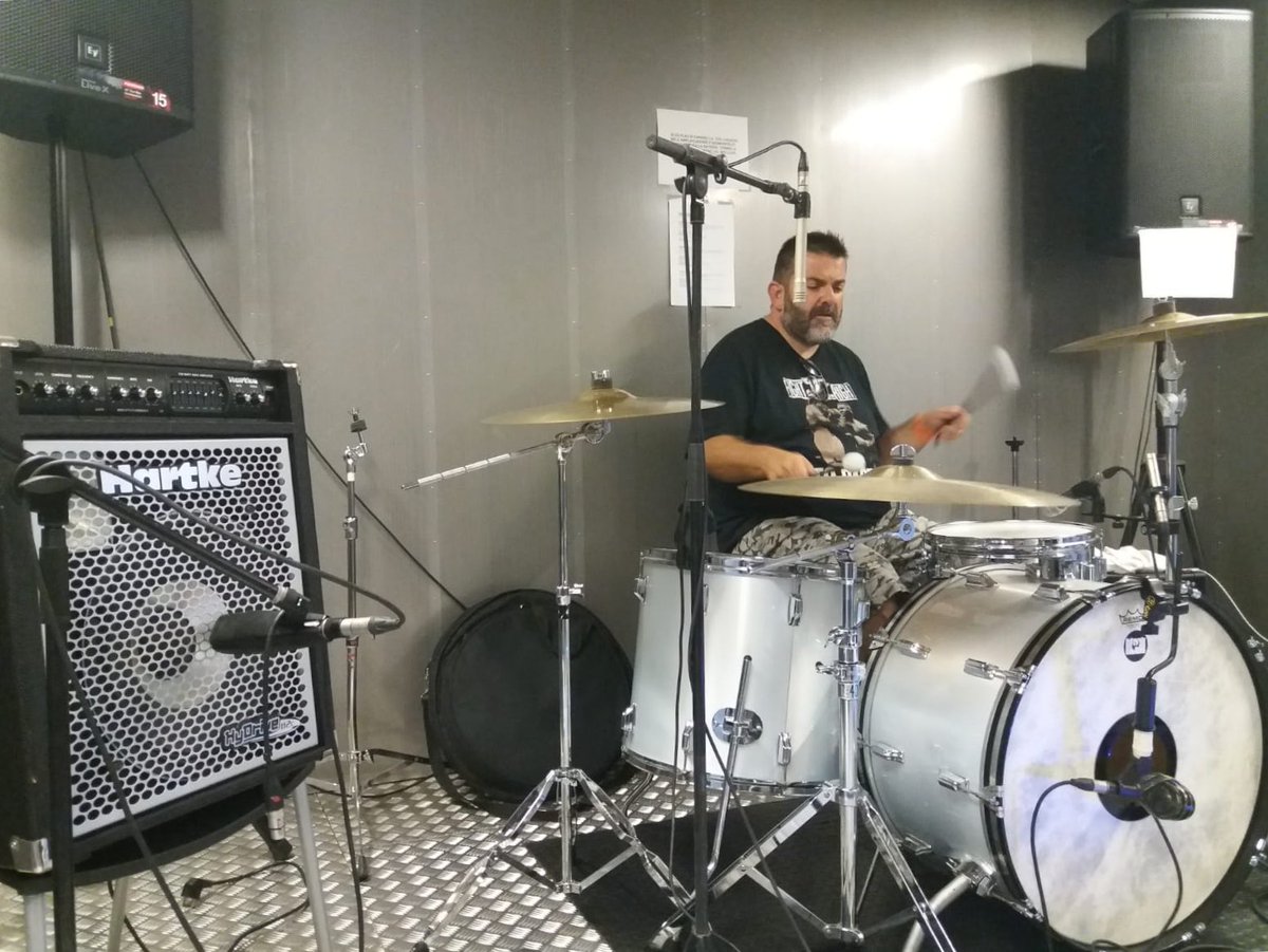 musgo_band's tweet photo. Hoy jornada de grabación de un precioso poema llevado a nuestro terreno y que presentaremos al #LowVisión del @justsingulart !!!! #LowLlobregat #DeltaTour2018 https://t.co/G4qAxnPcez
