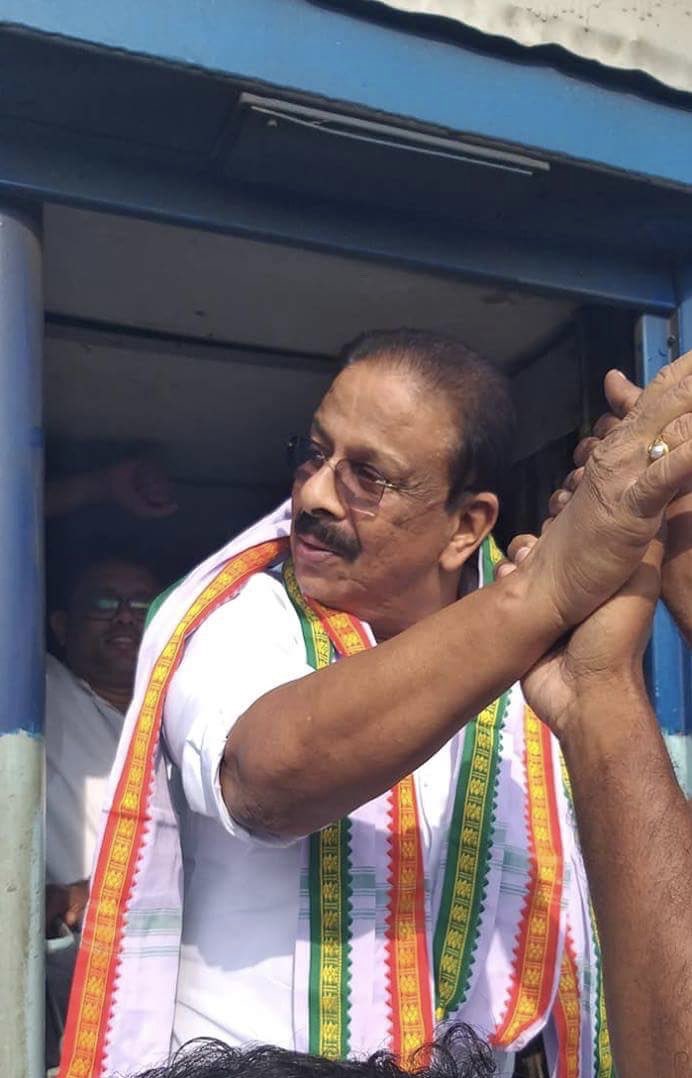 shanuthalasery's tweet photo. കെ.പി.സി.സി വർക്കിംഗ് പ്രസിഡന്റ്  കെ.സുധാകരൻ കണ്ണൂരേക്കുള്ള യാത്രാ മദ്ധ്യേ വടകര റെയിൽവേ സ്റ്റേഷനിൽ എത്തിയപ്പോൾ പ്രവർത്തകർ നൽകിയ സ്വീകരണം,
അഭിവാദ്യങ്ങൾ പ്രിയ നേതാവേ @ksudhakaranMP @INCSandesh https://t.co/wOpwIyarzN