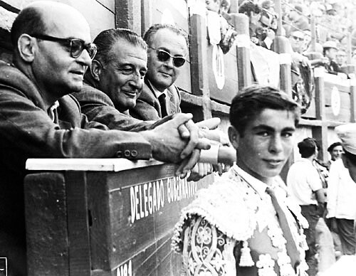 Paquirri en el callejón de la plaza de toros de Cádiz.