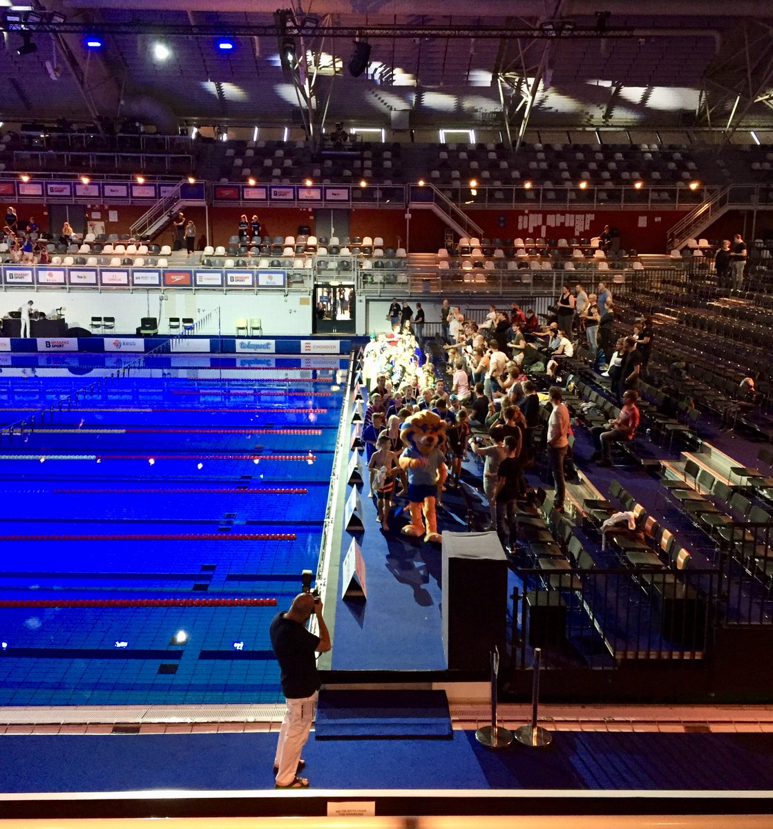 dutchswim's tweet photo. Swimba leidt de parade van de kampioenen #Pieterchallenge #swc18 #dutchswim #Pietercup https://t.co/ITHKvIhcYi