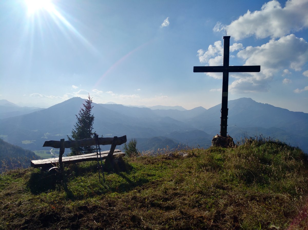 FotoQuest_Go's tweet photo. Es gibt immer noch einige Quests an schönen Orten - wie diesem! Nutzt noch das letzte Wochenende, um eure Belohnungen abzuholen! Das perfekte Herbstwetter ladet doch zu einer Wanderung ein, oder? #citizenscience #lastweekend @_CitizenScience @CSAustria @LandSense @IIASAVienna https://t.co/n2OCJqi0Sq