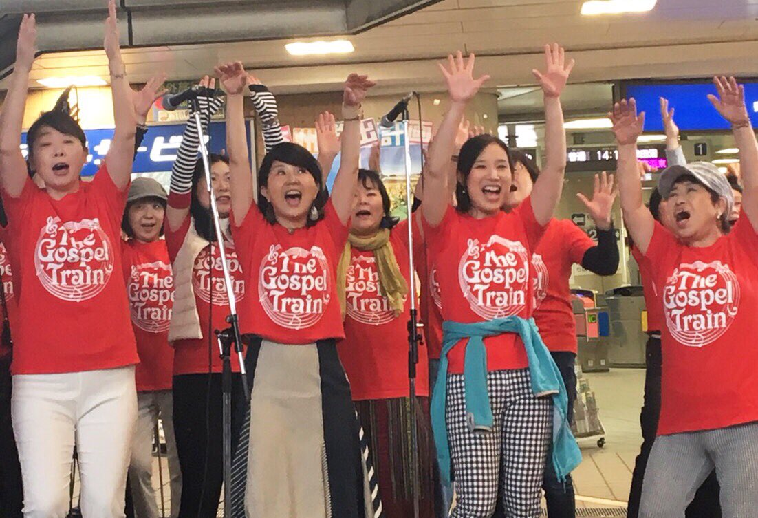 gospeltrainjp's tweet photo. ベイサイドジャズ千葉2018、あいにくのお天気ですが、道行く人も立ち止まってくれたり、手拍子してくれたり、いい雰囲気でした。今日はヒロコさんのサポートもあり、熱い気持ちで歌えました!
#tgtlive #ジャズ #千葉市 #gospeltrain #ゴスペル https://t.co/D2XLTdihgY