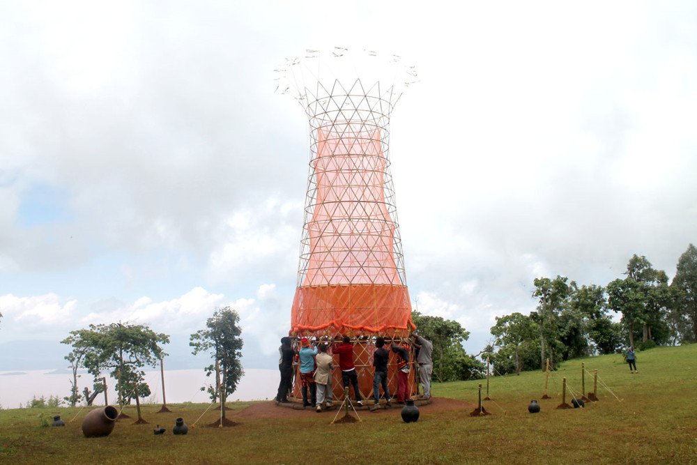 aggregatte's tweet photo. Warka Water. La torre de bambú que produce hasta 100 litros de agua al día. https://t.co/AUMe6oqVYm  vía @EcoInventos #FelizSábado https://t.co/fqkGpkOoJK