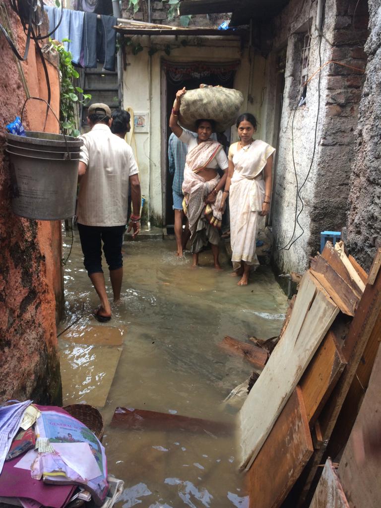 SakalMediaNews's tweet image. पुणे : अंबील ओढामध्ये घरात पुन्हा पाणी शिरल्याने नागरिकांमध्ये घबराट. नगरसेवक धीरज घाटे भेट देवून पाहणी करून मुख्य पाणीपुरवठा विभागाशी संपर्क साधून कालव्यात पाणी सोडू नये सुचना देण्यात आल्या आहेत. #Pune @PMCPune  @PuneCityPolice  #PuneIssues @MuktaTilak