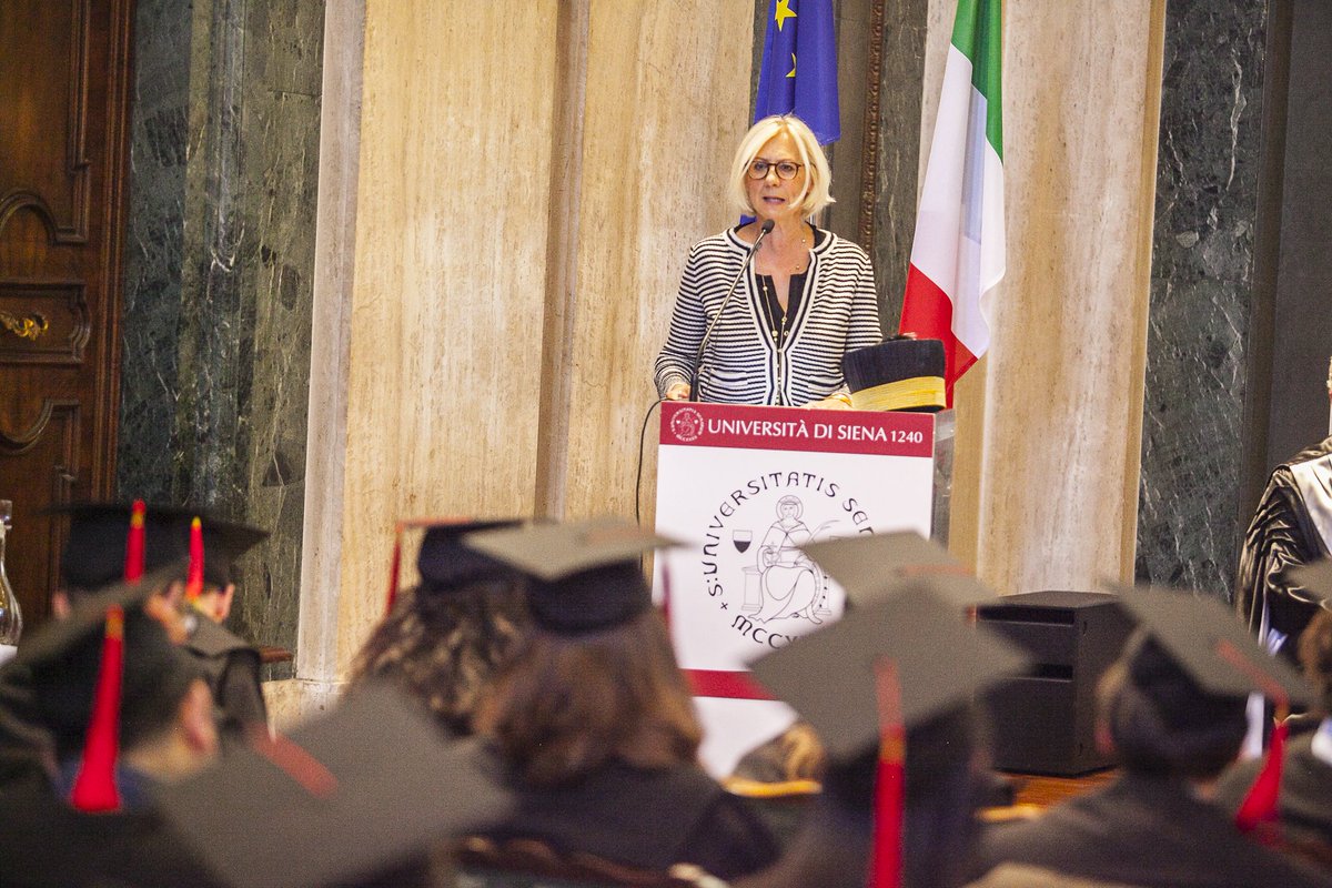 unisiena's tweet photo. Un saluto ai nostri Dottori di Ricerca; vi auguriamo un futuro radioso!
#PhD #GraduationDay #Università #Siena #Bright18 #NottedeiRicercatori
Bright 2018 - La Notte dei Ricercatori https://t.co/IjWSGAAHM2