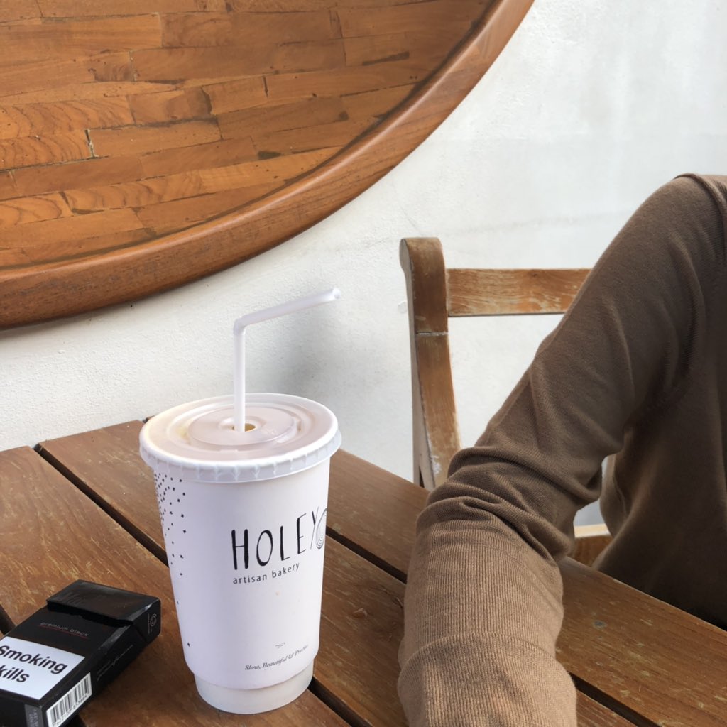 pphh_____'s tweet photo. holey artisan bakery คาเฟ่แถวบีทีเอสพร้อมพงษ์ ร้านดีมากสำหรับเรา คนไม่เยอะเลย ขนาดไปวันเสาร์ เครื่องดื่มประมาณ 120฿ มี 2 ชั้น ชั้นบนส่วนมากเป็นคนนั่งทำงานค่า #อร่อยบอกต่อ #อร่อยไปแดก @aroii https://t.co/FHLYcQbQDa