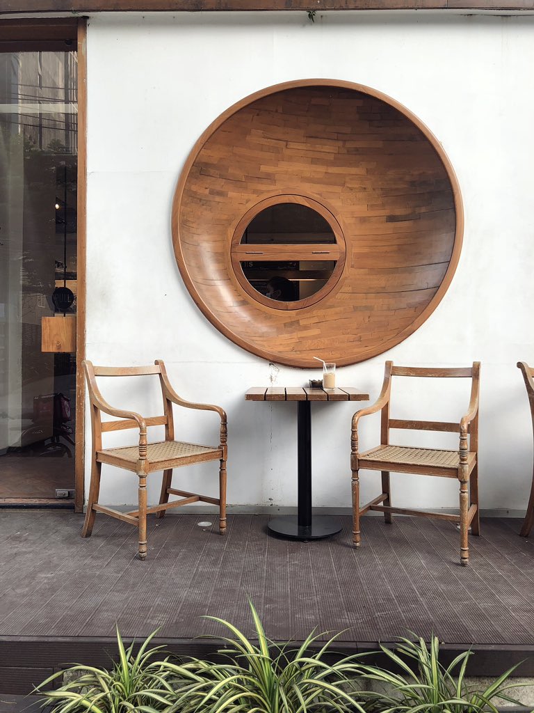 pphh_____'s tweet photo. holey artisan bakery คาเฟ่แถวบีทีเอสพร้อมพงษ์ ร้านดีมากสำหรับเรา คนไม่เยอะเลย ขนาดไปวันเสาร์ เครื่องดื่มประมาณ 120฿ มี 2 ชั้น ชั้นบนส่วนมากเป็นคนนั่งทำงานค่า #อร่อยบอกต่อ #อร่อยไปแดก @aroii https://t.co/FHLYcQbQDa