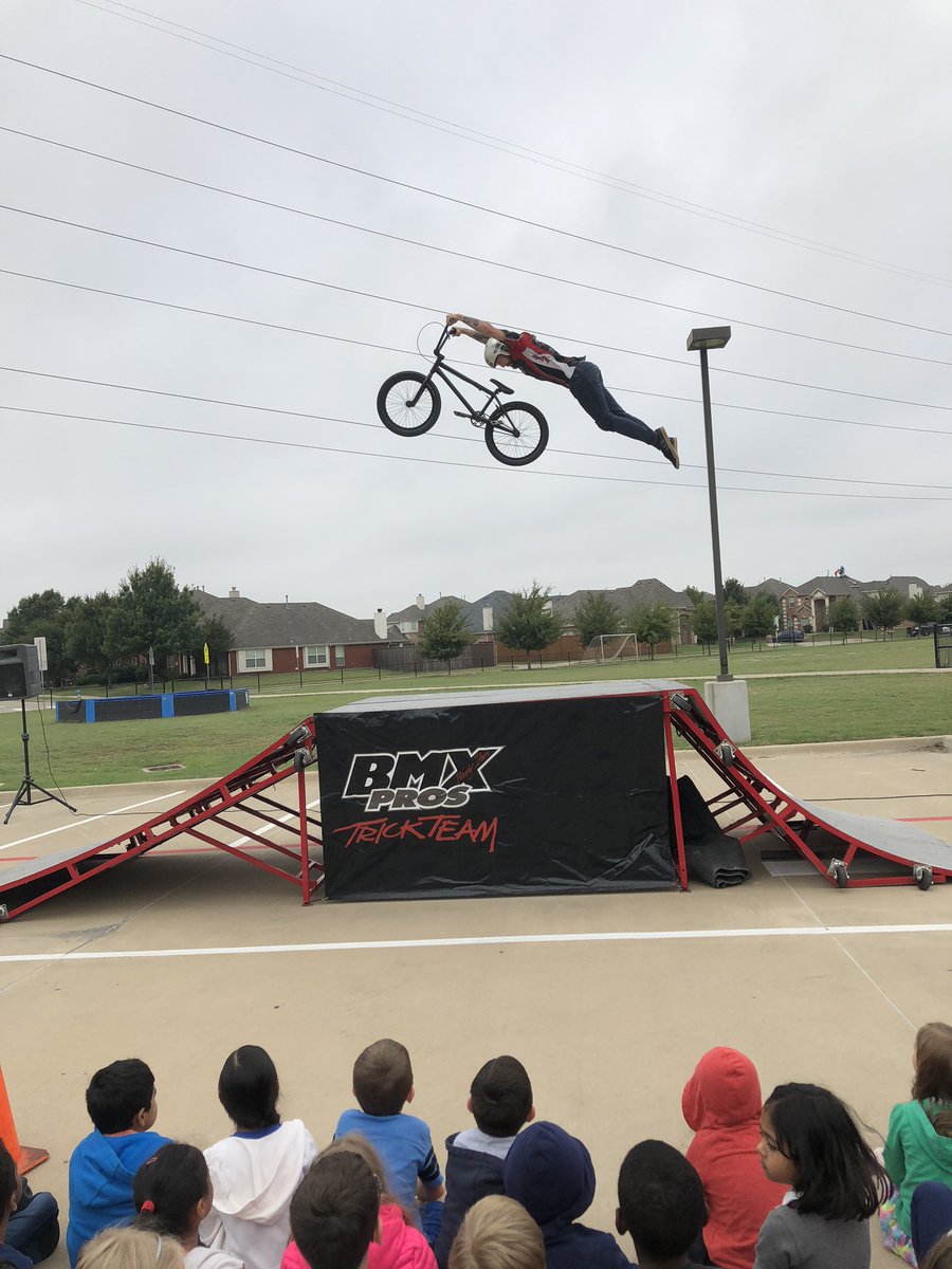 upchurch1st's tweet photo. We got experience an amazing BMX show yesterday. We also learned some important character building lessons. #PhillipsFun #firstgrade #teachingleaders https://t.co/ml7WrLkJuA