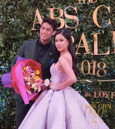 ABSCBNNews's tweet photo. #DonKiss looks cute together at the red carpet of #ABSCBNBall2018! | via @ABSCBN https://t.co/JDamguretF