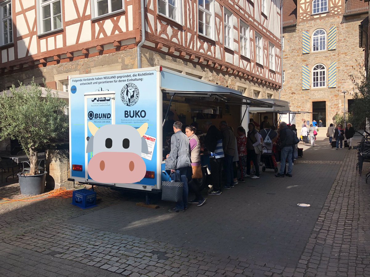 ewingo13's tweet photo. 😀 Einkaufen macht Spaß - heute auf dem Markt beim Metzer erlebt:
🙋🏻♂️Ein Mann: Ich hätte gern eine mehrstündige #Lebensberatung und dann noch 100 g Lyoner 🤭
#ausdemLeben #Markt #Lustig #SachenGibts #Alltag #Metzer https://t.co/W0o0xgDqFs