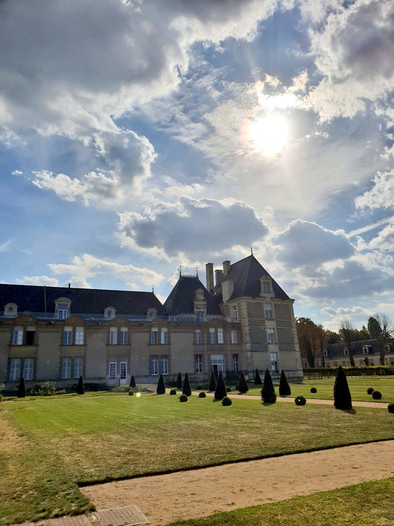 AlexOuthwaite's tweet photo. Enjoying the sunshine and a game of boules at @ChateauJalesnes #france #loire https://t.co/4JA8iAXTw3