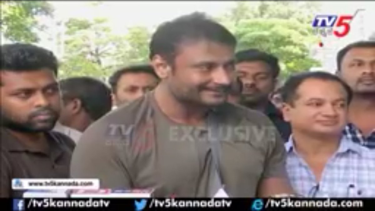Darshanfanz's tweet photo. ಕೊಲಂಬಿಯಾ ಏಷಿಯಾ ಆಸ್ಪತ್ರೆಯಿಂದ ಅಭಿಮಾನಿಗಳ ಮನೆ ದೇವ್ರು ಒಂಟಿ ಸಲಗ ಬಾಕ್ಸ್ ಆಫೀಸ್ ಸುಲ್ತಾನ್ ಚಾಲೆಂಜಿಂಗ್ ಸ್ಟಾರ್ @dasadarshan ಬಾಸ್ ರವರು ಈಗಷ್ಟೇ ಡಿಸ್ಚಾರ್ಜ್ ಆಗಿದ್ದಾರೆ
#GetWellSoonDBoss
ಮೀಡಿಯಾಗಳಿಗೆ ಸರಿಯಾಗಿ ಮಹಾ ಮಂಗಳಾರತಿ ಸೂಪರ್ ಡಿ ಬಾಸ್ 👌👌
@dinakar219 @vijayaananth2 @Dcompany171 @sharadasrinidhi https://t.co/CtYreXrwkX