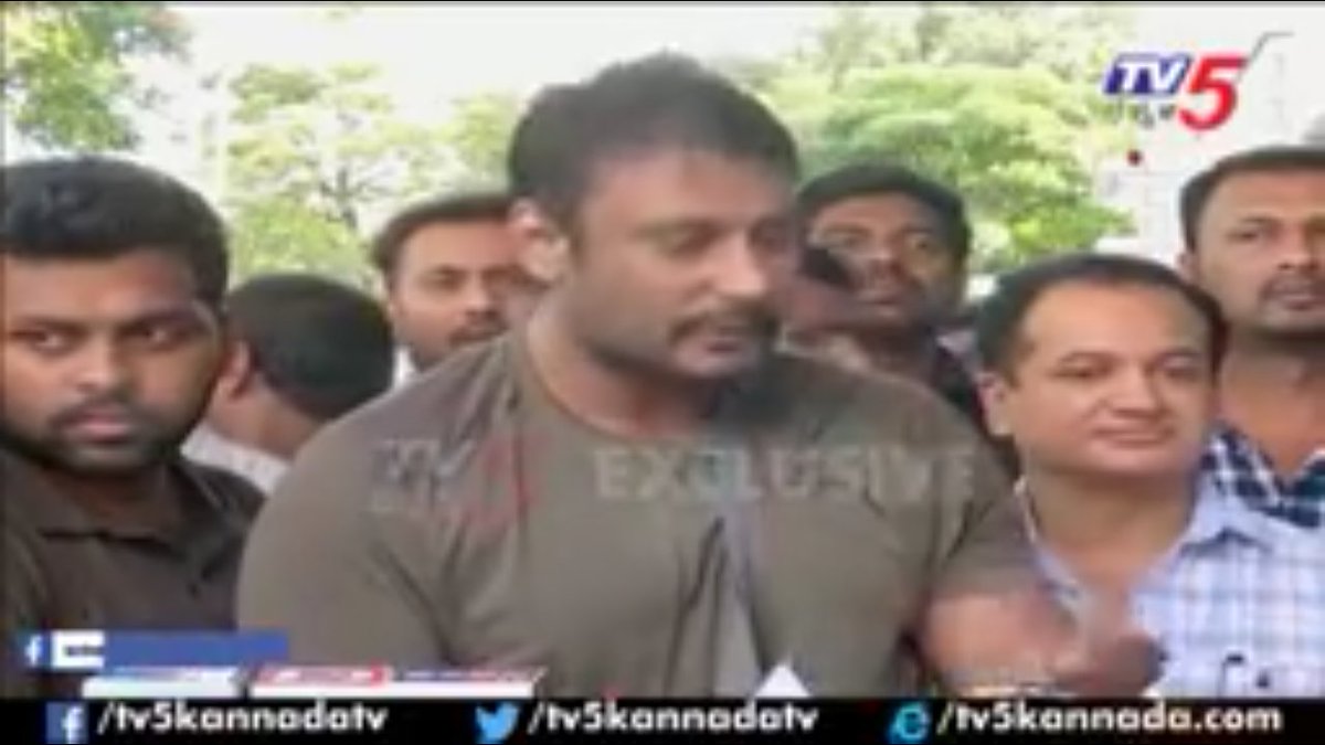 Darshanfanz's tweet photo. ಕೊಲಂಬಿಯಾ ಏಷಿಯಾ ಆಸ್ಪತ್ರೆಯಿಂದ ಅಭಿಮಾನಿಗಳ ಮನೆ ದೇವ್ರು ಒಂಟಿ ಸಲಗ ಬಾಕ್ಸ್ ಆಫೀಸ್ ಸುಲ್ತಾನ್ ಚಾಲೆಂಜಿಂಗ್ ಸ್ಟಾರ್ @dasadarshan ಬಾಸ್ ರವರು ಈಗಷ್ಟೇ ಡಿಸ್ಚಾರ್ಜ್ ಆಗಿದ್ದಾರೆ
#GetWellSoonDBoss
ಮೀಡಿಯಾಗಳಿಗೆ ಸರಿಯಾಗಿ ಮಹಾ ಮಂಗಳಾರತಿ ಸೂಪರ್ ಡಿ ಬಾಸ್ 👌👌
@dinakar219 @vijayaananth2 @Dcompany171 @sharadasrinidhi https://t.co/CtYreXrwkX