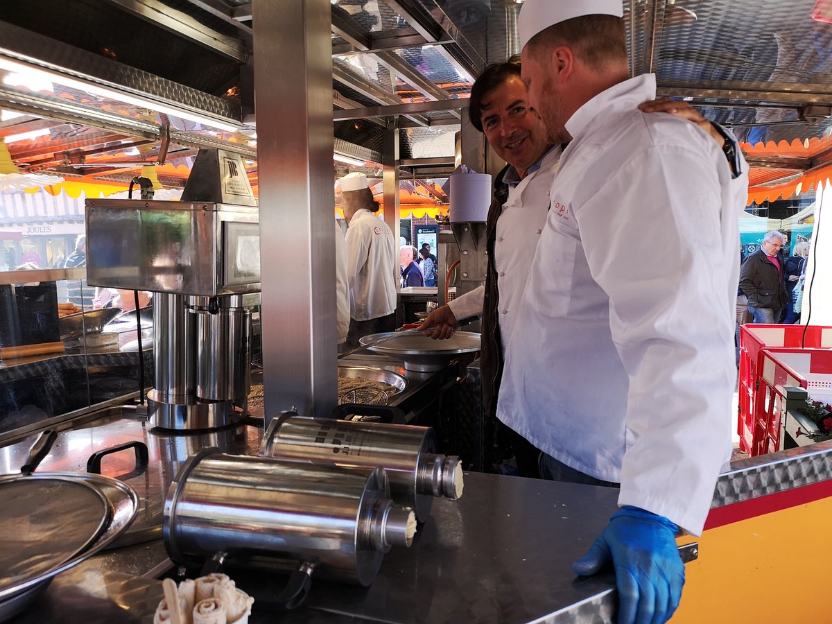 SolihullBID's tweet photo. 📷 Chef @jc_novelli visiting some of the market traders in #Solihull for #SolFoodFest18! https://t.co/VLXBygDB1w