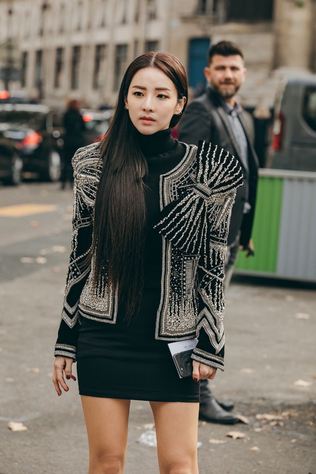 krungy21's tweet photo. Balmain #pfw #dara photo by #jaylim 🙏🏻 https://t.co/wPDALBYsg5