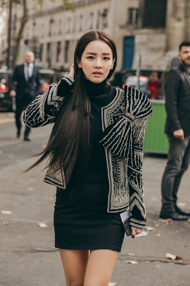 krungy21's tweet photo. Balmain #pfw #dara photo by #jaylim 🙏🏻 https://t.co/wPDALBYsg5