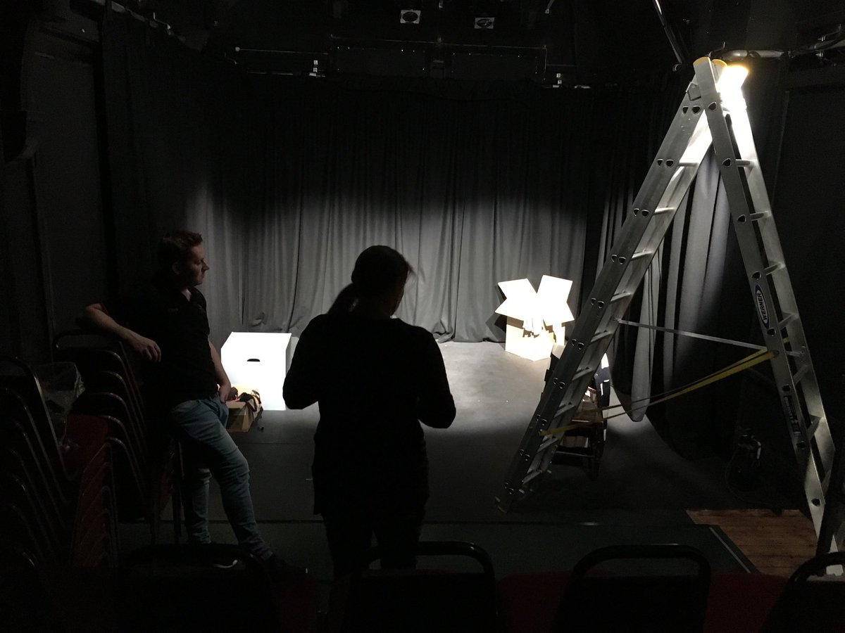 MeMumPatriarchy's tweet photo. Tech time! #itsopeningnight https://t.co/zWjX5NPCjb