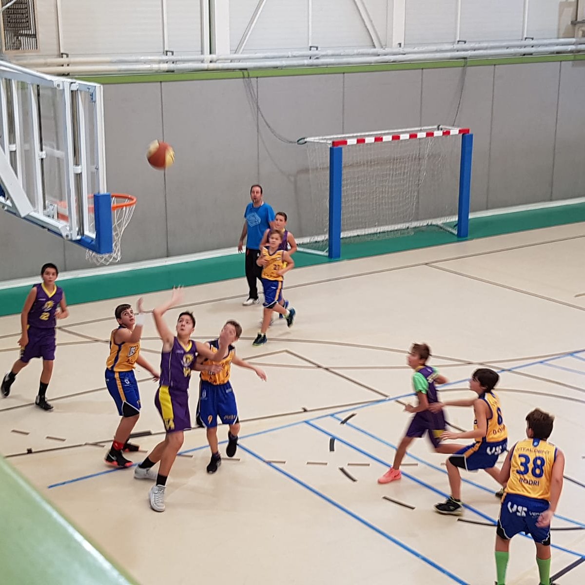 CDMadridSierra's tweet photo. Enhorabuena tanto a Los Negrales como a nuestros infantiles masculinos.
Buen partido de pretemporada!!!
CC @ubvillalba https://t.co/4GZFJcTl3l