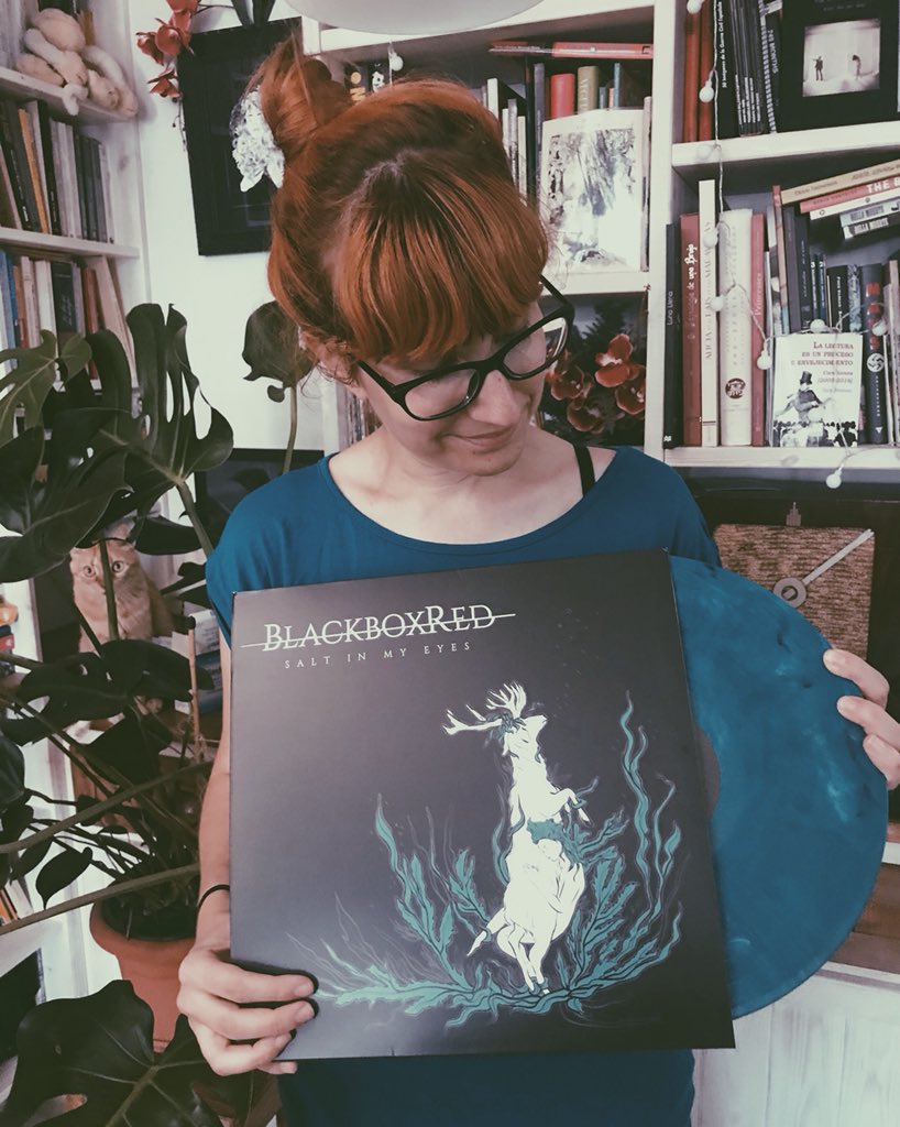 Por fin en mis manos!! 😍
El nuevo disco de <a href="/BlackboxRed/">BlackboxRed</a>, encantadísima siempre se hacer cosas con ellos...
🖤💚🖤💚🖤
(PD: intrusa escondida incluida, busquen... 🤔🐱).