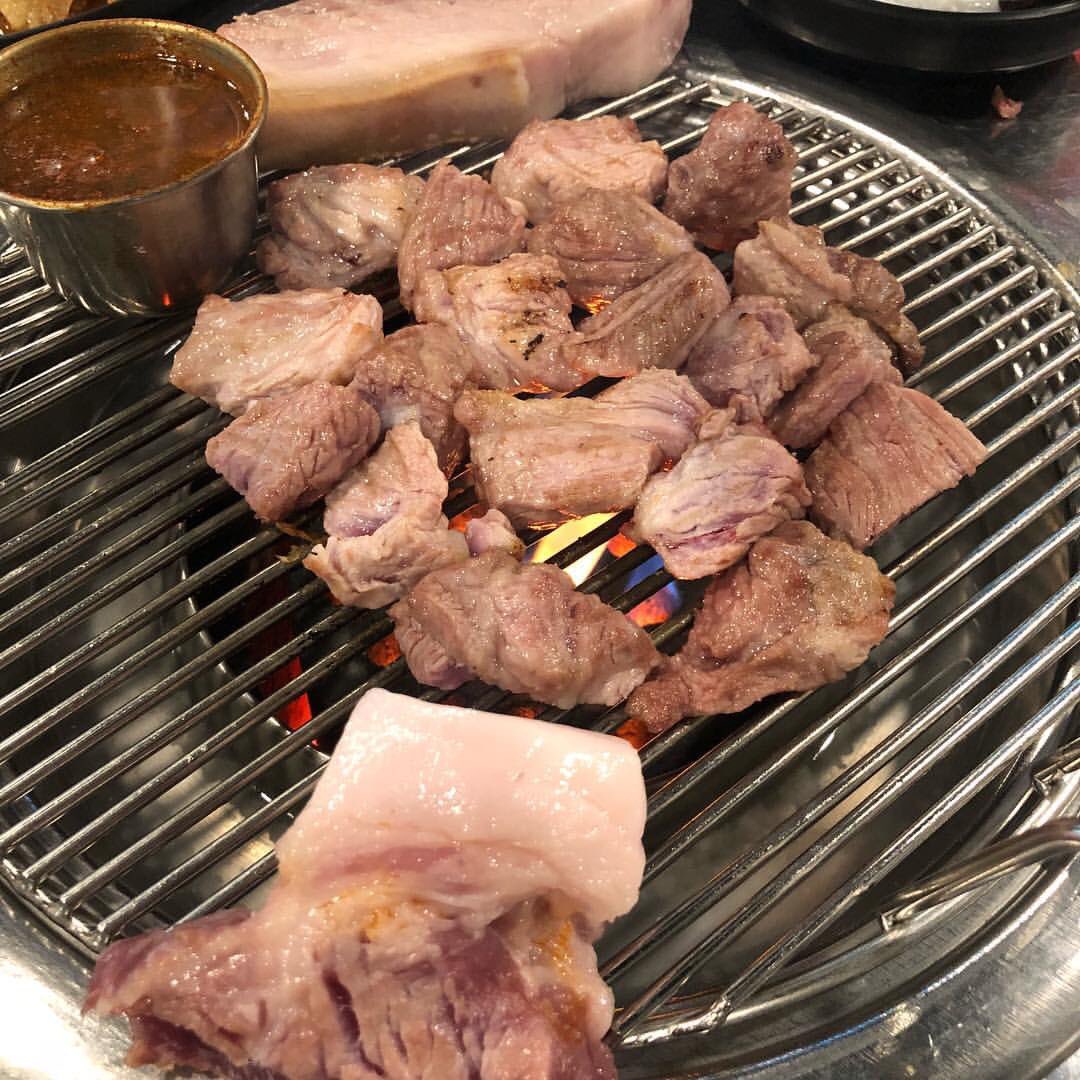 CKKYJtrans's tweet photo. [TRANS] 180929 Taewoong’s update: 18.09.29 Eating meat to gain energy and then go to record. Wonho-ya I will eat well~ 🤣👏 Yesterday I ate ramyeon and went to sleep. Am I the only one who think that I gained weight? 
https://t.co/5CdPNhuScf

#ChoiTaewoong #최태웅 https://t.co/puEvdqA72u