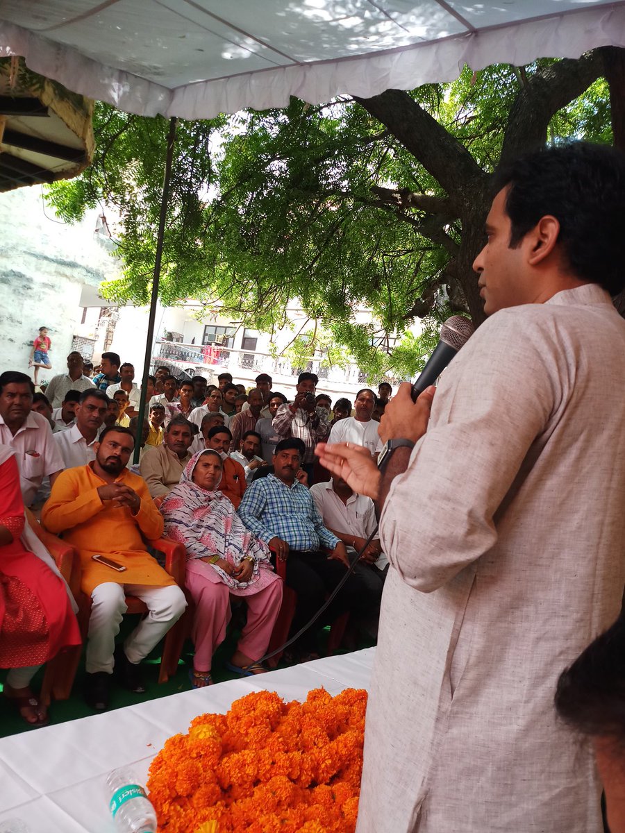 आज दिनांक 29 सितम्बर को ग्राम सलार पुर मे 400 VA परिवर्तक का सुभारम्भ माननीय विधयाक नोएडा श्री पंकज सिंह द्वारा किया गया। ग्राम वासियो से नये सयोजंन प्रापत करने येवम्ं विदुत बिलों के भुगतान हेतु अपील की गयी।
<a href="/MdPvvnl/">MD Pvvnl</a> <a href="/Pvvnlmeerut1/">Pvvnlmeerut</a>