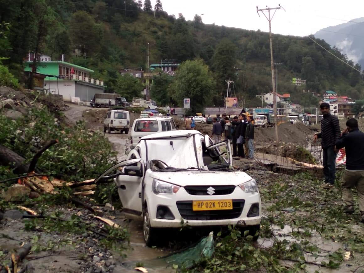 TourManali's tweet photo. Abhi abhi Aluground (#Manali) ped girne ki wajh se gadhi damage or driver #serious hai. Ek #barish se kanhi ped to knhi #landslide.  etna sub hone ke baad bhi yeh sub kiyo tham nhi rha hai. #manali aane wale #tourist carefull aye. https://t.co/KauZBmS0P6